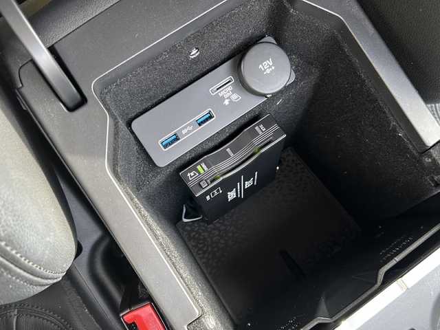 ジャガー Ｅペース S 180PS 兵庫県 2018(平30)年 8.5万km グレイシャーホワイト 純正メーカーナビ/　Bluetooth・USB・SD/フルセグTV（走行中視聴可能）/４WD/アラウンドビューモニター/ETC2.0/MICRO　SIM/ドライブレコーダー　DRV-MR740/アイドリングストップ/パーキングアシスト/オールサーフェイス・プログレス・コントロール/クルーズコントロール/オートライト/オートマチックハイビーム/シートヒータ　D+N席/パワーシート　D+N席/コーナーセンサー前後/レーンキープアシスト/横滑り防止装置/衝突被害軽減システム/盗難防止装置/スペアキー×１/保証書/取扱説明書