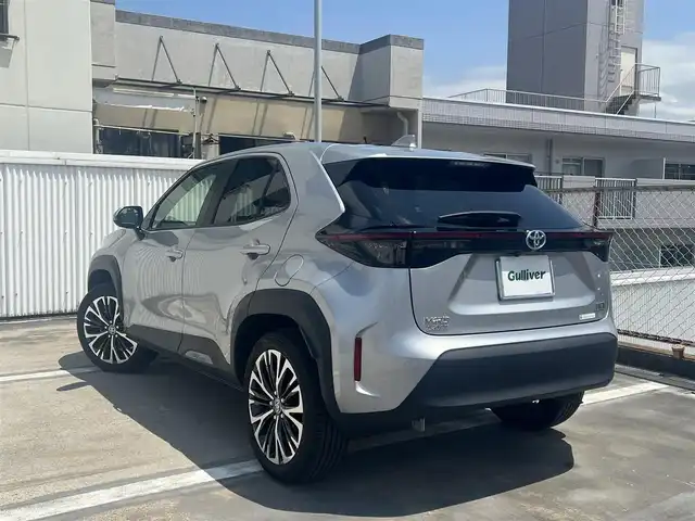 トヨタ ヤリスクロス ハイブリッド Z 広島県 2022(令4)年 1.4万km シルバーメタリック 　　　　　○走行距離：13712km（入庫時）/ワンオーナー/保証書＆取説あり/純正ナビ/純正フロアマット/ハーフレザー調シート/パワーシート（運転座席のみ）/パワーバックドア/ステアリングヒーター/フロントシートヒーター/バックカメラ/パノラマカメラ/ETC/BSM/セーフティーセンス/先行車発進告知機能/フルLEDヘッドランプ/リアコンビネーションランプ/オプティトロンメーター/AC100V/オートライト/　　　/　　　　　○タイヤ/・215/50/R18タイヤ/・18インチ5本マルチスポークアルミホイール
