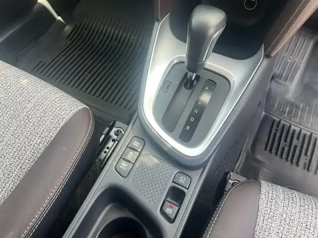 トヨタ ヤリスクロス ハイブリッド Z 広島県 2022(令4)年 1.4万km シルバーメタリック 　　　　　○走行距離：13712km（入庫時）/ワンオーナー/保証書＆取説あり/純正ナビ/純正フロアマット/ハーフレザー調シート/パワーシート（運転座席のみ）/パワーバックドア/ステアリングヒーター/フロントシートヒーター/バックカメラ/パノラマカメラ/ETC/BSM/セーフティーセンス/先行車発進告知機能/フルLEDヘッドランプ/リアコンビネーションランプ/オプティトロンメーター/AC100V/オートライト/　　　/　　　　　○タイヤ/・215/50/R18タイヤ/・18インチ5本マルチスポークアルミホイール