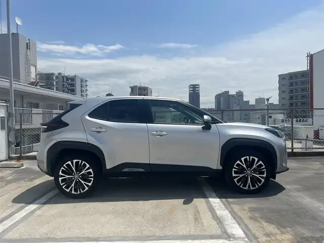 トヨタ ヤリスクロス ハイブリッド Z 広島県 2022(令4)年 1.4万km シルバーメタリック 　　　　　○走行距離：13712km（入庫時）/ワンオーナー/保証書＆取説あり/純正ナビ/純正フロアマット/ハーフレザー調シート/パワーシート（運転座席のみ）/パワーバックドア/ステアリングヒーター/フロントシートヒーター/バックカメラ/パノラマカメラ/ETC/BSM/セーフティーセンス/先行車発進告知機能/フルLEDヘッドランプ/リアコンビネーションランプ/オプティトロンメーター/AC100V/オートライト/　　　/　　　　　○タイヤ/・215/50/R18タイヤ/・18インチ5本マルチスポークアルミホイール
