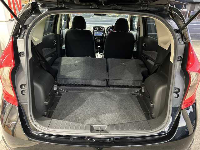 日産 ノート ライダー Vセレ +セーフ 大阪府 2015(平27)年 5.6万km スーパーブラック 社外ナビ フルセグTV CD DVD BT BD/バックカメラ/ETC/LEDオートヘッドライト/衝突被害軽減ブレーキ/レーンアシスト/横滑り防止/純正アルミホイール/革巻きステアリング/オートエアコン/スマートキー/プッシュエンジンスタート/保証書 取説/禁煙車