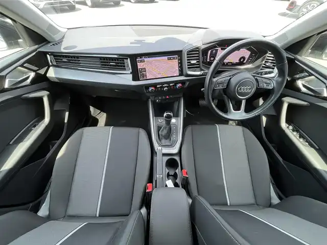 アウディ Ａ１ SB 35TFSI アドバンスド 静岡県 2019(令1)年 2.9万km グレイシアホワイトメタリック デビューパッケージ/・コントラストルーフ/・コントラストパッケージ （ブラック）/・サイドシル ブラック /・アルミホイール 5スポークデザイン/ナビゲーションパッケージ/・MMI ナビゲーションシステム/ ・バーチャルコックピット/コンビニエンスパッケージ/・アドバンストキー /・リヤビューカメラ /・アウディパーキングシステム /・デラックスオートマチックエアコンディショナー /・シートヒーター（フロント）/クルーズコントロール/Audiプレセンス/前方ドラレコ/ETC2/0/純正17インチアルミホイール