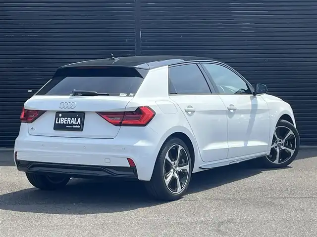アウディ Ａ１ SB 35TFSI アドバンスド 静岡県 2019(令1)年 2.9万km グレイシアホワイトメタリック デビューパッケージ/・コントラストルーフ/・コントラストパッケージ （ブラック）/・サイドシル ブラック /・アルミホイール 5スポークデザイン/ナビゲーションパッケージ/・MMI ナビゲーションシステム/ ・バーチャルコックピット/コンビニエンスパッケージ/・アドバンストキー /・リヤビューカメラ /・アウディパーキングシステム /・デラックスオートマチックエアコンディショナー /・シートヒーター（フロント）/クルーズコントロール/Audiプレセンス/前方ドラレコ/ETC2/0/純正17インチアルミホイール