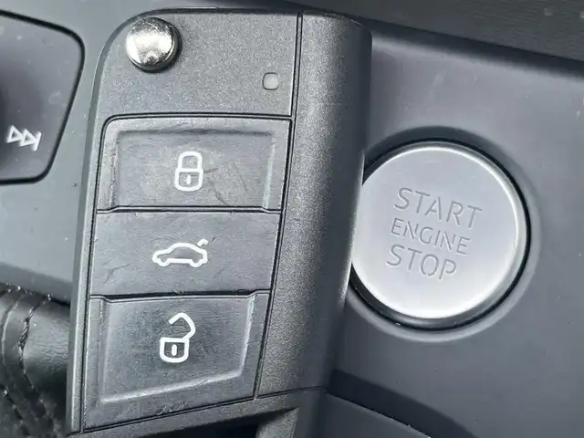 アウディ Ａ１ SB 35TFSI アドバンスド 静岡県 2019(令1)年 2.9万km グレイシアホワイトメタリック デビューパッケージ/・コントラストルーフ/・コントラストパッケージ （ブラック）/・サイドシル ブラック /・アルミホイール 5スポークデザイン/ナビゲーションパッケージ/・MMI ナビゲーションシステム/ ・バーチャルコックピット/コンビニエンスパッケージ/・アドバンストキー /・リヤビューカメラ /・アウディパーキングシステム /・デラックスオートマチックエアコンディショナー /・シートヒーター（フロント）/クルーズコントロール/Audiプレセンス/前方ドラレコ/ETC2/0/純正17インチアルミホイール