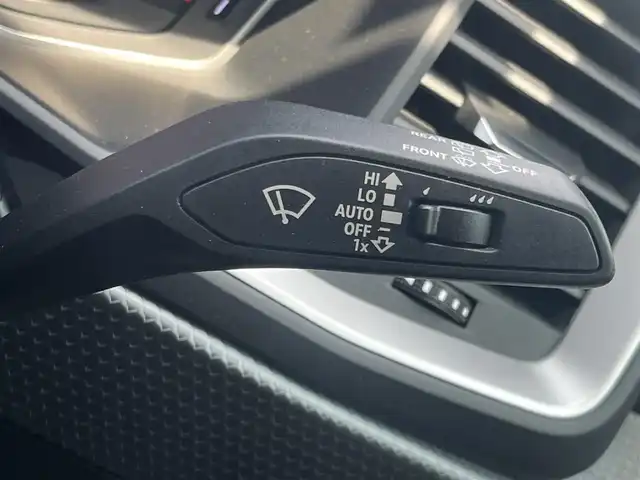 アウディ Ａ１ SB 35TFSI アドバンスド 静岡県 2019(令1)年 2.9万km グレイシアホワイトメタリック デビューパッケージ/・コントラストルーフ/・コントラストパッケージ （ブラック）/・サイドシル ブラック /・アルミホイール 5スポークデザイン/ナビゲーションパッケージ/・MMI ナビゲーションシステム/ ・バーチャルコックピット/コンビニエンスパッケージ/・アドバンストキー /・リヤビューカメラ /・アウディパーキングシステム /・デラックスオートマチックエアコンディショナー /・シートヒーター（フロント）/クルーズコントロール/Audiプレセンス/前方ドラレコ/ETC2/0/純正17インチアルミホイール