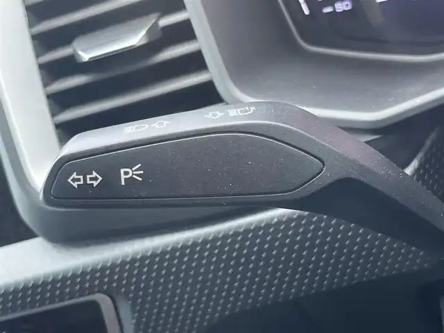アウディ Ａ１ SB 35TFSI アドバンスド 静岡県 2019(令1)年 2.9万km グレイシアホワイトメタリック デビューパッケージ/・コントラストルーフ/・コントラストパッケージ （ブラック）/・サイドシル ブラック /・アルミホイール 5スポークデザイン/ナビゲーションパッケージ/・MMI ナビゲーションシステム/ ・バーチャルコックピット/コンビニエンスパッケージ/・アドバンストキー /・リヤビューカメラ /・アウディパーキングシステム /・デラックスオートマチックエアコンディショナー /・シートヒーター（フロント）/クルーズコントロール/Audiプレセンス/前方ドラレコ/ETC2/0/純正17インチアルミホイール