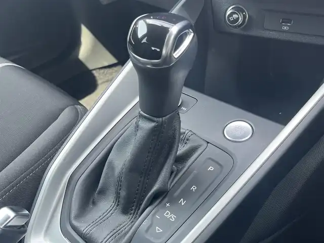 アウディ Ａ１ SB 35TFSI アドバンスド 静岡県 2019(令1)年 2.9万km グレイシアホワイトメタリック デビューパッケージ/・コントラストルーフ/・コントラストパッケージ （ブラック）/・サイドシル ブラック /・アルミホイール 5スポークデザイン/ナビゲーションパッケージ/・MMI ナビゲーションシステム/ ・バーチャルコックピット/コンビニエンスパッケージ/・アドバンストキー /・リヤビューカメラ /・アウディパーキングシステム /・デラックスオートマチックエアコンディショナー /・シートヒーター（フロント）/クルーズコントロール/Audiプレセンス/前方ドラレコ/ETC2/0/純正17インチアルミホイール
