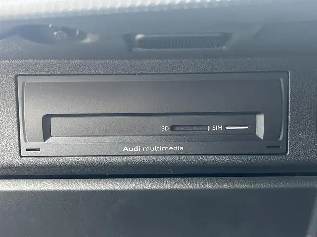 アウディ Ａ１ SB 35TFSI アドバンスド 静岡県 2019(令1)年 2.9万km グレイシアホワイトメタリック デビューパッケージ/・コントラストルーフ/・コントラストパッケージ （ブラック）/・サイドシル ブラック /・アルミホイール 5スポークデザイン/ナビゲーションパッケージ/・MMI ナビゲーションシステム/ ・バーチャルコックピット/コンビニエンスパッケージ/・アドバンストキー /・リヤビューカメラ /・アウディパーキングシステム /・デラックスオートマチックエアコンディショナー /・シートヒーター（フロント）/クルーズコントロール/Audiプレセンス/前方ドラレコ/ETC2/0/純正17インチアルミホイール