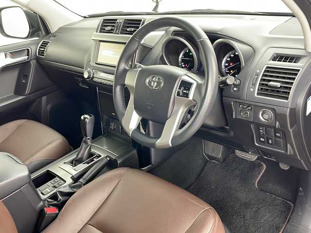 トヨタ ランドクルーザー プラド TX Lパッケージ・G－フロンティア 道央・札幌 2016(平28)年 6.7万km ブラック ・純正ナビ&DVD&CD&BT/・バックカメラ/・クルーズコントロール/・横滑り防止装置/・ＤＡＣ/・DPF(排出ガス浄化装置)/・アイドルアップ/・前席パワーシート&ヒーター/・ETC/・レザーシート/・３列目電動格納シート/・ルーフレール/・リアスポイラー/・電動格納ミラー/・純正フロアマット/・プッシュスタート/・ＬＥＤヘッドライト/・オートライト/・スマートキー