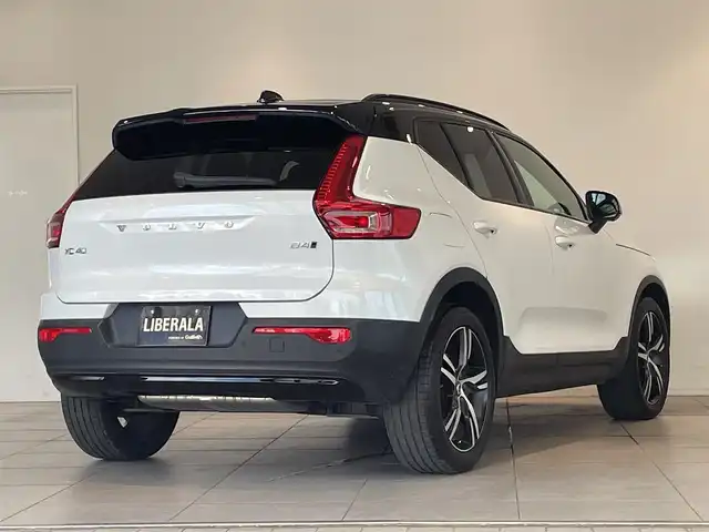 ボルボ ＸＣ４０ B4 AWD Rデザイン 愛知県 2020(令2)年 3.8万km クリスタルホワイトP/ブラック パノラミックＳ／Ｒ　/ｈ／ｋサウンド　/ミラーリンク　/純正ナビ　/Ｂｌｕｅｔｏｏｔｈ　/フルセグＴＶ　/３６０度カメラ/ＡＣＣ　/ＬＫＡ　/LDW/ＢＳＭ　/ハーフレザーシート/シートヒーター/ハンドルヒーター/ワイヤレスチャージ　/ＥＴＣ/LEDヘッドライト/ウィンカーミラー/アイドリングストップ/プッシュスタート/パワーバックドア
