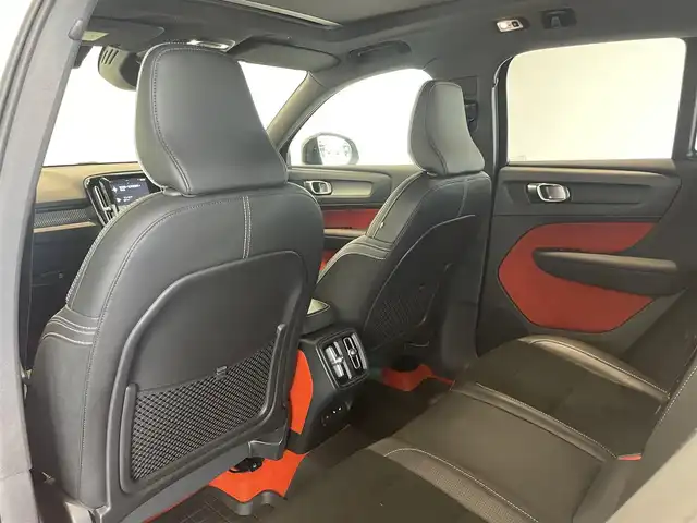 ボルボ ＸＣ４０ B4 AWD Rデザイン 愛知県 2020(令2)年 3.8万km クリスタルホワイトP/ブラック パノラミックＳ／Ｒ　/ｈ／ｋサウンド　/ミラーリンク　/純正ナビ　/Ｂｌｕｅｔｏｏｔｈ　/フルセグＴＶ　/３６０度カメラ/ＡＣＣ　/ＬＫＡ　/LDW/ＢＳＭ　/ハーフレザーシート/シートヒーター/ハンドルヒーター/ワイヤレスチャージ　/ＥＴＣ/LEDヘッドライト/ウィンカーミラー/アイドリングストップ/プッシュスタート/パワーバックドア