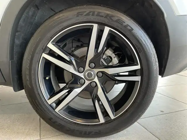 ボルボ ＸＣ４０ B4 AWD Rデザイン 愛知県 2020(令2)年 3.8万km クリスタルホワイトP/ブラック パノラミックＳ／Ｒ　/ｈ／ｋサウンド　/ミラーリンク　/純正ナビ　/Ｂｌｕｅｔｏｏｔｈ　/フルセグＴＶ　/３６０度カメラ/ＡＣＣ　/ＬＫＡ　/LDW/ＢＳＭ　/ハーフレザーシート/シートヒーター/ハンドルヒーター/ワイヤレスチャージ　/ＥＴＣ/LEDヘッドライト/ウィンカーミラー/アイドリングストップ/プッシュスタート/パワーバックドア