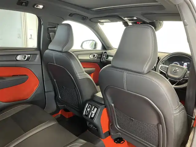 ボルボ ＸＣ４０ B4 AWD Rデザイン 愛知県 2020(令2)年 3.8万km クリスタルホワイトP/ブラック パノラミックＳ／Ｒ　/ｈ／ｋサウンド　/ミラーリンク　/純正ナビ　/Ｂｌｕｅｔｏｏｔｈ　/フルセグＴＶ　/３６０度カメラ/ＡＣＣ　/ＬＫＡ　/LDW/ＢＳＭ　/ハーフレザーシート/シートヒーター/ハンドルヒーター/ワイヤレスチャージ　/ＥＴＣ/LEDヘッドライト/ウィンカーミラー/アイドリングストップ/プッシュスタート/パワーバックドア