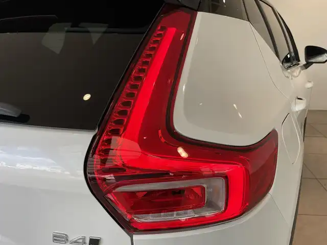 ボルボ ＸＣ４０ B4 AWD Rデザイン 愛知県 2020(令2)年 3.8万km クリスタルホワイトP/ブラック パノラミックＳ／Ｒ　/ｈ／ｋサウンド　/ミラーリンク　/純正ナビ　/Ｂｌｕｅｔｏｏｔｈ　/フルセグＴＶ　/３６０度カメラ/ＡＣＣ　/ＬＫＡ　/LDW/ＢＳＭ　/ハーフレザーシート/シートヒーター/ハンドルヒーター/ワイヤレスチャージ　/ＥＴＣ/LEDヘッドライト/ウィンカーミラー/アイドリングストップ/プッシュスタート/パワーバックドア