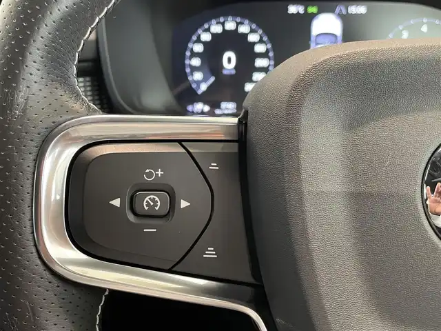ボルボ ＸＣ４０ B4 AWD Rデザイン 愛知県 2020(令2)年 3.8万km クリスタルホワイトP/ブラック パノラミックＳ／Ｒ　/ｈ／ｋサウンド　/ミラーリンク　/純正ナビ　/Ｂｌｕｅｔｏｏｔｈ　/フルセグＴＶ　/３６０度カメラ/ＡＣＣ　/ＬＫＡ　/LDW/ＢＳＭ　/ハーフレザーシート/シートヒーター/ハンドルヒーター/ワイヤレスチャージ　/ＥＴＣ/LEDヘッドライト/ウィンカーミラー/アイドリングストップ/プッシュスタート/パワーバックドア