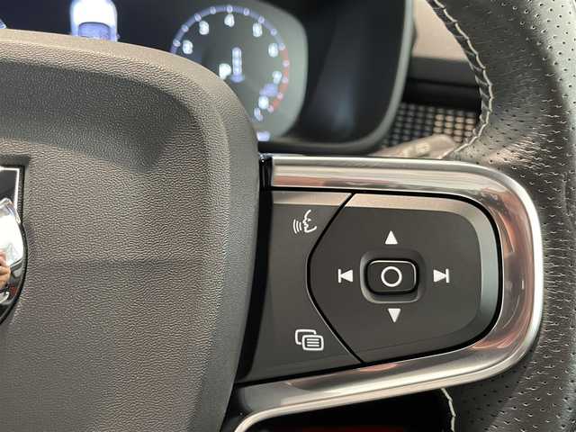 ボルボ ＸＣ４０ B4 AWD Rデザイン 愛知県 2020(令2)年 3.8万km クリスタルホワイトP/ブラック パノラミックＳ／Ｒ　/ｈ／ｋサウンド　/ミラーリンク　/純正ナビ　/Ｂｌｕｅｔｏｏｔｈ　/フルセグＴＶ　/３６０度カメラ/ＡＣＣ　/ＬＫＡ　/LDW/ＢＳＭ　/ハーフレザーシート/シートヒーター/ハンドルヒーター/ワイヤレスチャージ　/ＥＴＣ/LEDヘッドライト/ウィンカーミラー/アイドリングストップ/プッシュスタート/パワーバックドア