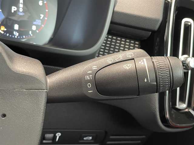 ボルボ ＸＣ４０ B4 AWD Rデザイン 愛知県 2020(令2)年 3.8万km クリスタルホワイトP/ブラック パノラミックＳ／Ｒ　/ｈ／ｋサウンド　/ミラーリンク　/純正ナビ　/Ｂｌｕｅｔｏｏｔｈ　/フルセグＴＶ　/３６０度カメラ/ＡＣＣ　/ＬＫＡ　/LDW/ＢＳＭ　/ハーフレザーシート/シートヒーター/ハンドルヒーター/ワイヤレスチャージ　/ＥＴＣ/LEDヘッドライト/ウィンカーミラー/アイドリングストップ/プッシュスタート/パワーバックドア