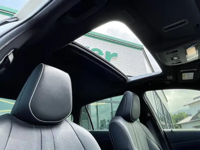 トヨタ クラウン ハイブリッド RS アドバンス 愛媛県 2019(令1)年 7.9万km ホワイトパールクリスタルシャイン サンルーフ/OPレザーシートパッケージ/前席シートヒーター/シートベンチレーション/プリクラッシュセーフティ/レーダークルーズコントロール/レーンキープアシスト/クリアランスソナー /ブラインドスポットモニター/リヤクロストラフィック/ヘッドアップディスプレイ/TコネクトSDナビ/　CD/DVD/Bluetooth/USB/フルセグTV/カラーガイド付きバックカメラ/三眼LEDヘッドライト/フロントフォグライト/ステアリングヒーター/前方ドライブレコーダー/GPSレーダー/電子パーキングブレーキ/ステアリングスイッチ/ビルトインETC2.0/前席パワーシート/電動格納ミラー/プッシュスタート/フロアマット