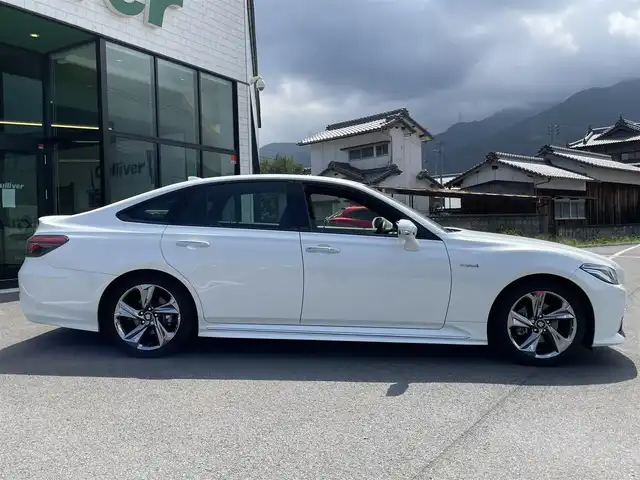 トヨタ クラウン ハイブリッド RS アドバンス 愛媛県 2019(令1)年 7.9万km ホワイトパールクリスタルシャイン サンルーフ/OPレザーシートパッケージ/前席シートヒーター/シートベンチレーション/プリクラッシュセーフティ/レーダークルーズコントロール/レーンキープアシスト/クリアランスソナー /ブラインドスポットモニター/リヤクロストラフィック/ヘッドアップディスプレイ/TコネクトSDナビ/　CD/DVD/Bluetooth/USB/フルセグTV/カラーガイド付きバックカメラ/三眼LEDヘッドライト/フロントフォグライト/ステアリングヒーター/前方ドライブレコーダー/GPSレーダー/電子パーキングブレーキ/ステアリングスイッチ/ビルトインETC2.0/前席パワーシート/電動格納ミラー/プッシュスタート/フロアマット