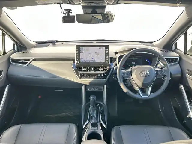 トヨタ カローラ クロス ハイブリッド Z 群馬県 2022(令4)年 1.4万km プラチナホワイトパールマイカ 純正9インチナビ/（Bluetooth/USB/AM/FM）/バックカメラ/セーフティセンス/・プリクラッシュセーフティ/・レーントレーシングアシスト/・レーダークルーズコントロール/・オートマチックハイビーム/・ロードサインアシスト/車両接近通報装置/パーキングサポートブレーキ/ハーフレザーシート/シートヒーター/パワーシート/ステアリングリモコン/LEDヘッドランプ/シーケンシャルターンランプ/ハンズフリーパワーバックドア/純正18インチアルミホイール/アームレスト/純正フロアマット/純正ドアバイザー