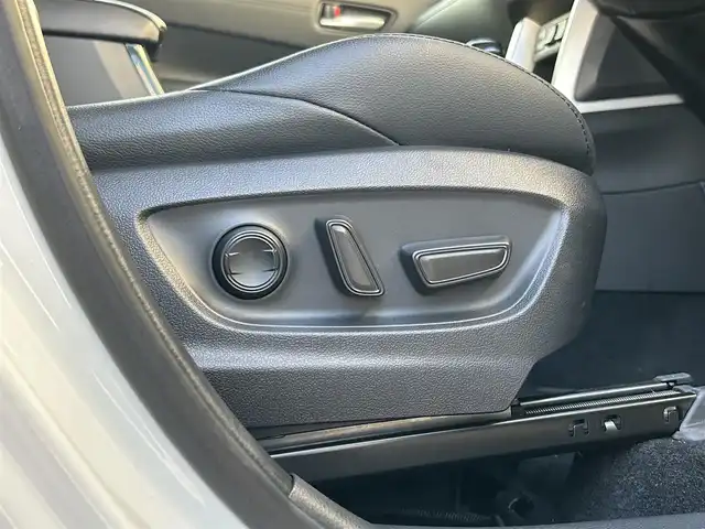 トヨタ カローラ クロス ハイブリッド Z 群馬県 2022(令4)年 1.4万km プラチナホワイトパールマイカ 純正9インチナビ/（Bluetooth/USB/AM/FM）/バックカメラ/セーフティセンス/・プリクラッシュセーフティ/・レーントレーシングアシスト/・レーダークルーズコントロール/・オートマチックハイビーム/・ロードサインアシスト/車両接近通報装置/パーキングサポートブレーキ/ハーフレザーシート/シートヒーター/パワーシート/ステアリングリモコン/LEDヘッドランプ/シーケンシャルターンランプ/ハンズフリーパワーバックドア/純正18インチアルミホイール/アームレスト/純正フロアマット/純正ドアバイザー