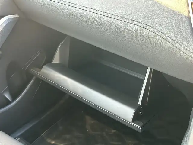 トヨタ カローラ クロス ハイブリッド Z 群馬県 2022(令4)年 1.4万km プラチナホワイトパールマイカ 純正9インチナビ/（Bluetooth/USB/AM/FM）/バックカメラ/セーフティセンス/・プリクラッシュセーフティ/・レーントレーシングアシスト/・レーダークルーズコントロール/・オートマチックハイビーム/・ロードサインアシスト/車両接近通報装置/パーキングサポートブレーキ/ハーフレザーシート/シートヒーター/パワーシート/ステアリングリモコン/LEDヘッドランプ/シーケンシャルターンランプ/ハンズフリーパワーバックドア/純正18インチアルミホイール/アームレスト/純正フロアマット/純正ドアバイザー