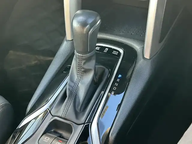 トヨタ カローラ クロス ハイブリッド Z 群馬県 2022(令4)年 1.4万km プラチナホワイトパールマイカ 純正9インチナビ/（Bluetooth/USB/AM/FM）/バックカメラ/セーフティセンス/・プリクラッシュセーフティ/・レーントレーシングアシスト/・レーダークルーズコントロール/・オートマチックハイビーム/・ロードサインアシスト/車両接近通報装置/パーキングサポートブレーキ/ハーフレザーシート/シートヒーター/パワーシート/ステアリングリモコン/LEDヘッドランプ/シーケンシャルターンランプ/ハンズフリーパワーバックドア/純正18インチアルミホイール/アームレスト/純正フロアマット/純正ドアバイザー