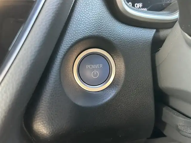 トヨタ カローラ クロス ハイブリッド Z 群馬県 2022(令4)年 1.4万km プラチナホワイトパールマイカ 純正9インチナビ/（Bluetooth/USB/AM/FM）/バックカメラ/セーフティセンス/・プリクラッシュセーフティ/・レーントレーシングアシスト/・レーダークルーズコントロール/・オートマチックハイビーム/・ロードサインアシスト/車両接近通報装置/パーキングサポートブレーキ/ハーフレザーシート/シートヒーター/パワーシート/ステアリングリモコン/LEDヘッドランプ/シーケンシャルターンランプ/ハンズフリーパワーバックドア/純正18インチアルミホイール/アームレスト/純正フロアマット/純正ドアバイザー