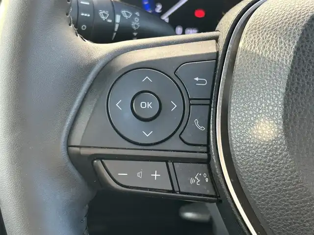 トヨタ カローラ クロス ハイブリッド Z 群馬県 2022(令4)年 1.4万km プラチナホワイトパールマイカ 純正9インチナビ/（Bluetooth/USB/AM/FM）/バックカメラ/セーフティセンス/・プリクラッシュセーフティ/・レーントレーシングアシスト/・レーダークルーズコントロール/・オートマチックハイビーム/・ロードサインアシスト/車両接近通報装置/パーキングサポートブレーキ/ハーフレザーシート/シートヒーター/パワーシート/ステアリングリモコン/LEDヘッドランプ/シーケンシャルターンランプ/ハンズフリーパワーバックドア/純正18インチアルミホイール/アームレスト/純正フロアマット/純正ドアバイザー