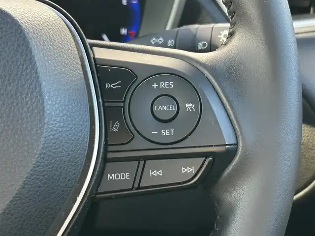 トヨタ カローラ クロス ハイブリッド Z 群馬県 2022(令4)年 1.4万km プラチナホワイトパールマイカ 純正9インチナビ/（Bluetooth/USB/AM/FM）/バックカメラ/セーフティセンス/・プリクラッシュセーフティ/・レーントレーシングアシスト/・レーダークルーズコントロール/・オートマチックハイビーム/・ロードサインアシスト/車両接近通報装置/パーキングサポートブレーキ/ハーフレザーシート/シートヒーター/パワーシート/ステアリングリモコン/LEDヘッドランプ/シーケンシャルターンランプ/ハンズフリーパワーバックドア/純正18インチアルミホイール/アームレスト/純正フロアマット/純正ドアバイザー