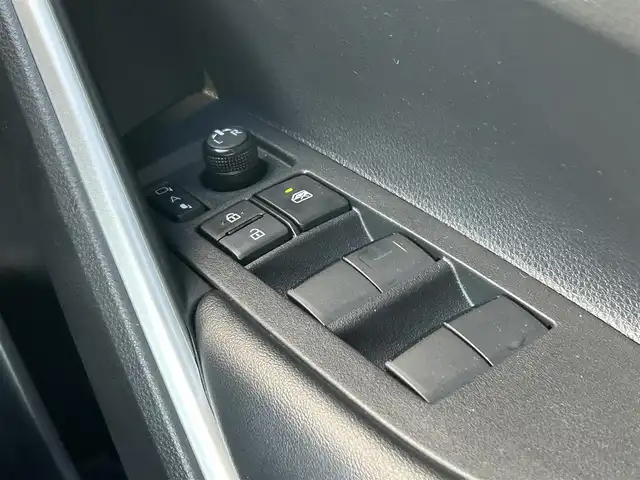 トヨタ カローラ クロス ハイブリッド Z 群馬県 2022(令4)年 1.4万km プラチナホワイトパールマイカ 純正9インチナビ/（Bluetooth/USB/AM/FM）/バックカメラ/セーフティセンス/・プリクラッシュセーフティ/・レーントレーシングアシスト/・レーダークルーズコントロール/・オートマチックハイビーム/・ロードサインアシスト/車両接近通報装置/パーキングサポートブレーキ/ハーフレザーシート/シートヒーター/パワーシート/ステアリングリモコン/LEDヘッドランプ/シーケンシャルターンランプ/ハンズフリーパワーバックドア/純正18インチアルミホイール/アームレスト/純正フロアマット/純正ドアバイザー