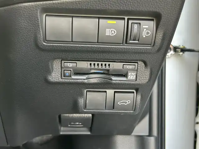 トヨタ カローラ クロス ハイブリッド Z 群馬県 2022(令4)年 1.4万km プラチナホワイトパールマイカ 純正9インチナビ/（Bluetooth/USB/AM/FM）/バックカメラ/セーフティセンス/・プリクラッシュセーフティ/・レーントレーシングアシスト/・レーダークルーズコントロール/・オートマチックハイビーム/・ロードサインアシスト/車両接近通報装置/パーキングサポートブレーキ/ハーフレザーシート/シートヒーター/パワーシート/ステアリングリモコン/LEDヘッドランプ/シーケンシャルターンランプ/ハンズフリーパワーバックドア/純正18インチアルミホイール/アームレスト/純正フロアマット/純正ドアバイザー