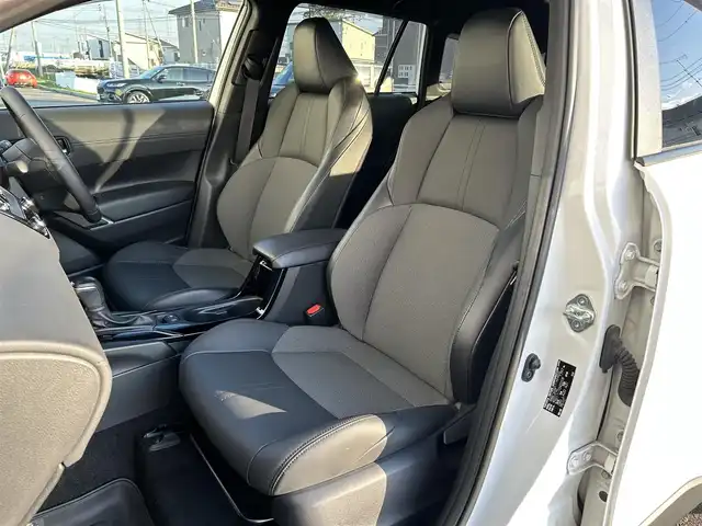 トヨタ カローラ クロス ハイブリッド Z 群馬県 2022(令4)年 1.4万km プラチナホワイトパールマイカ 純正9インチナビ/（Bluetooth/USB/AM/FM）/バックカメラ/セーフティセンス/・プリクラッシュセーフティ/・レーントレーシングアシスト/・レーダークルーズコントロール/・オートマチックハイビーム/・ロードサインアシスト/車両接近通報装置/パーキングサポートブレーキ/ハーフレザーシート/シートヒーター/パワーシート/ステアリングリモコン/LEDヘッドランプ/シーケンシャルターンランプ/ハンズフリーパワーバックドア/純正18インチアルミホイール/アームレスト/純正フロアマット/純正ドアバイザー