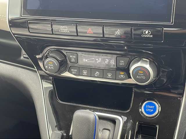 日産 セレナ e－パワー ハイウェイスター V 福岡県 2020(令2)年 5.6万km ブリリアントホワイトパール 2トーン 純正10インチメモリナビ/アラウンドビューモニター/Bluetooth/フルセグTV/DVD/BD再生/ETC/電子ミラー/純正前後ドラレコ/スマートキー/プッシュスタート/フリップダウンモニター/両側パワースライドドア/プロパイロット/純正フロアマット/純正16インチアルミホイール