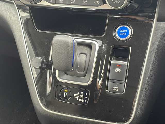 日産 セレナ e－パワー ハイウェイスター V 福岡県 2020(令2)年 5.6万km ブリリアントホワイトパール 2トーン 純正10インチメモリナビ/アラウンドビューモニター/Bluetooth/フルセグTV/DVD/BD再生/ETC/電子ミラー/純正前後ドラレコ/スマートキー/プッシュスタート/フリップダウンモニター/両側パワースライドドア/プロパイロット/純正フロアマット/純正16インチアルミホイール