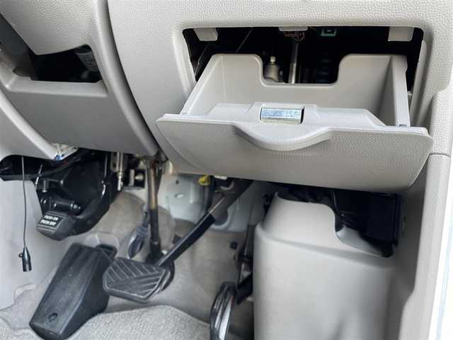 日産 ＮＶ１００クリッパー リオ G 兵庫県 2014(平26)年 6.5万km スノーパールホワイト 社外7インチSDナビゲーション(AVN-SZ04i)/フルセグ BT CD DVD/ターボ/4WD/両側パワースライドドア/左オートステップ/D席シートヒーター/フォグライト/ETC/電動格納ミラー/ドアバイザー/純正フロアマット/ISOFIX/スタッドレスタイヤ/社外13インチアルミホイール/リモコンキー