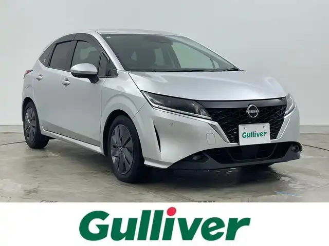 日産 ノート X 岡山県 2021(令3)年 2万km ブリリアントシルバー 純正9インチナビ/・CarPlay/Bluetooth/フルセグTV/HDMI/アラウンドビューモニター/デジタルインナーミラー/ワイヤレス充電/ETC/ドライブレコーダー（前）/LEDヘッドライト/エマージェンシーブレーキ/車線逸脱警報/コーナーセンサー/オートハイビーム/オートライト/ブラインドスポットモニター/オートブレーキホールド/電動パーキング/ドアバイザー/純正フロアマット/新車保証書/取扱説明書/スペアキー×１