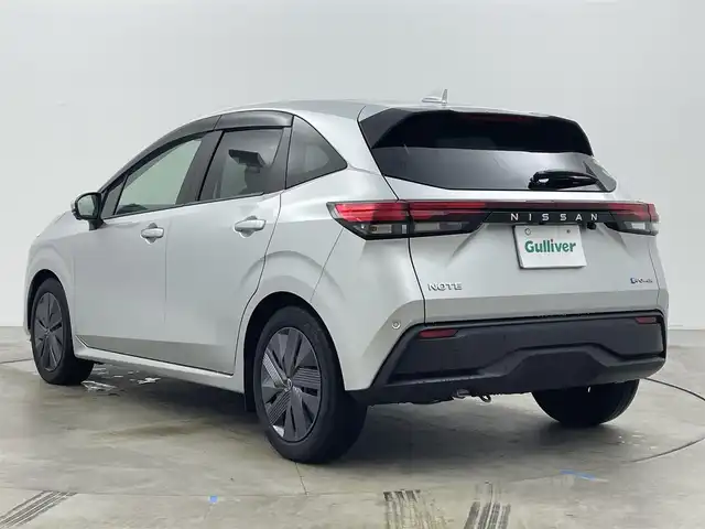 日産 ノート X 岡山県 2021(令3)年 2万km ブリリアントシルバー 純正9インチナビ/・CarPlay/Bluetooth/フルセグTV/HDMI/アラウンドビューモニター/デジタルインナーミラー/ワイヤレス充電/ETC/ドライブレコーダー（前）/LEDヘッドライト/エマージェンシーブレーキ/車線逸脱警報/コーナーセンサー/オートハイビーム/オートライト/ブラインドスポットモニター/オートブレーキホールド/電動パーキング/ドアバイザー/純正フロアマット/新車保証書/取扱説明書/スペアキー×１