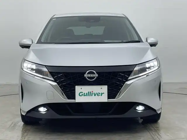 日産 ノート X 岡山県 2021(令3)年 2万km ブリリアントシルバー 純正9インチナビ/・CarPlay/Bluetooth/フルセグTV/HDMI/アラウンドビューモニター/デジタルインナーミラー/ワイヤレス充電/ETC/ドライブレコーダー（前）/LEDヘッドライト/エマージェンシーブレーキ/車線逸脱警報/コーナーセンサー/オートハイビーム/オートライト/ブラインドスポットモニター/オートブレーキホールド/電動パーキング/ドアバイザー/純正フロアマット/新車保証書/取扱説明書/スペアキー×１