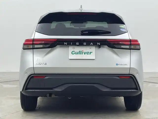 日産 ノート X 岡山県 2021(令3)年 2万km ブリリアントシルバー 純正9インチナビ/・CarPlay/Bluetooth/フルセグTV/HDMI/アラウンドビューモニター/デジタルインナーミラー/ワイヤレス充電/ETC/ドライブレコーダー（前）/LEDヘッドライト/エマージェンシーブレーキ/車線逸脱警報/コーナーセンサー/オートハイビーム/オートライト/ブラインドスポットモニター/オートブレーキホールド/電動パーキング/ドアバイザー/純正フロアマット/新車保証書/取扱説明書/スペアキー×１