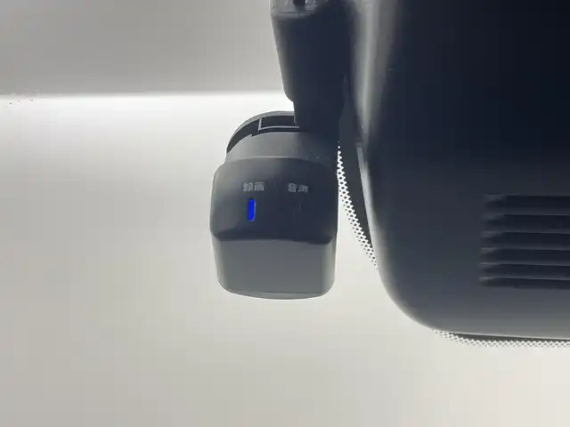 日産 ノート X 岡山県 2021(令3)年 2万km ブリリアントシルバー 純正9インチナビ/・CarPlay/Bluetooth/フルセグTV/HDMI/アラウンドビューモニター/デジタルインナーミラー/ワイヤレス充電/ETC/ドライブレコーダー（前）/LEDヘッドライト/エマージェンシーブレーキ/車線逸脱警報/コーナーセンサー/オートハイビーム/オートライト/ブラインドスポットモニター/オートブレーキホールド/電動パーキング/ドアバイザー/純正フロアマット/新車保証書/取扱説明書/スペアキー×１