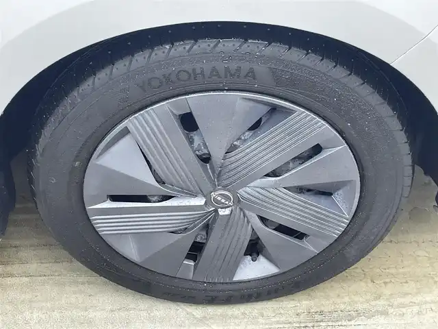 日産 ノート X 岡山県 2021(令3)年 2万km ブリリアントシルバー 純正9インチナビ/・CarPlay/Bluetooth/フルセグTV/HDMI/アラウンドビューモニター/デジタルインナーミラー/ワイヤレス充電/ETC/ドライブレコーダー（前）/LEDヘッドライト/エマージェンシーブレーキ/車線逸脱警報/コーナーセンサー/オートハイビーム/オートライト/ブラインドスポットモニター/オートブレーキホールド/電動パーキング/ドアバイザー/純正フロアマット/新車保証書/取扱説明書/スペアキー×１