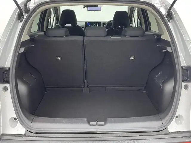 日産 ノート X 岡山県 2021(令3)年 2万km ブリリアントシルバー 純正9インチナビ/・CarPlay/Bluetooth/フルセグTV/HDMI/アラウンドビューモニター/デジタルインナーミラー/ワイヤレス充電/ETC/ドライブレコーダー（前）/LEDヘッドライト/エマージェンシーブレーキ/車線逸脱警報/コーナーセンサー/オートハイビーム/オートライト/ブラインドスポットモニター/オートブレーキホールド/電動パーキング/ドアバイザー/純正フロアマット/新車保証書/取扱説明書/スペアキー×１