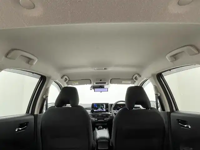 日産 ノート X 岡山県 2021(令3)年 2万km ブリリアントシルバー 純正9インチナビ/・CarPlay/Bluetooth/フルセグTV/HDMI/アラウンドビューモニター/デジタルインナーミラー/ワイヤレス充電/ETC/ドライブレコーダー（前）/LEDヘッドライト/エマージェンシーブレーキ/車線逸脱警報/コーナーセンサー/オートハイビーム/オートライト/ブラインドスポットモニター/オートブレーキホールド/電動パーキング/ドアバイザー/純正フロアマット/新車保証書/取扱説明書/スペアキー×１