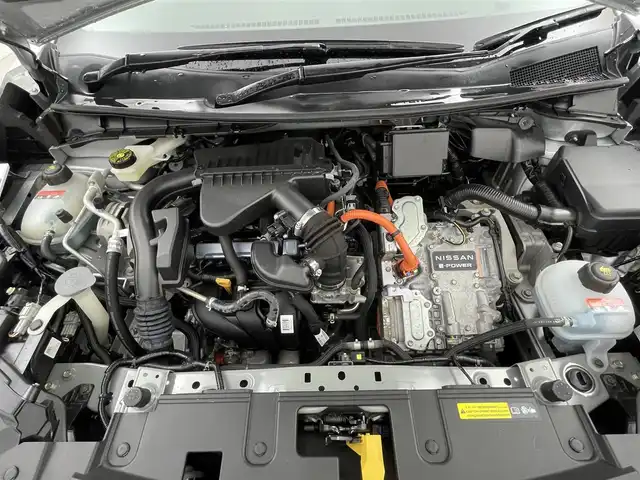 日産 ノート X 岡山県 2021(令3)年 2万km ブリリアントシルバー 純正9インチナビ/・CarPlay/Bluetooth/フルセグTV/HDMI/アラウンドビューモニター/デジタルインナーミラー/ワイヤレス充電/ETC/ドライブレコーダー（前）/LEDヘッドライト/エマージェンシーブレーキ/車線逸脱警報/コーナーセンサー/オートハイビーム/オートライト/ブラインドスポットモニター/オートブレーキホールド/電動パーキング/ドアバイザー/純正フロアマット/新車保証書/取扱説明書/スペアキー×１