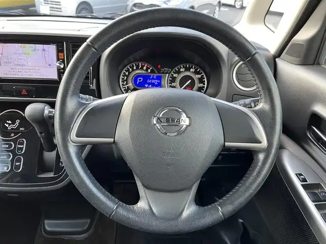 日産 デイズ ルークス HWS X Vセレ +SeftyⅡ 三重県 2015(平27)年 2.3万km ブラック アラウンドビューモニター/エマージェンシーブレーキ/踏み間違い防止アシスト/純正ナビ（AM/FM/TV/DVD/CD/Bluetooth/HDMI/SD/AUX）/パワースライドドア（助手席側）/スライドドアオートクローザー（運転席側）/オートエアコン/プッシュエンジンスターター/スペアキー/後席サンシェード/オーバーヘッドコンソール/リアツーリングファン/アイドリングストップ/内装色インサイドドアハンドル/ピアノブラック調パワーウインドウスイッチベース/ボディ同色ドアミラー/サイドシルスポイラ/リアスポイラー/純正フロアマット/純正ドアバイザー/クリアレンズLEDリアコンビネーションランプ/ファインビジョンメーター/革巻きハンドル/ブラックスエード調クロスシート