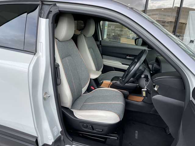 マツダ ＭＸ－３０ＥＶモデル ハイエストセット 愛知県 2021(令3)年 4.5万km セラミックメタリック プレミアムサウンドBOSE/純正10型ナビ　SDカードなし/全方位カメラ/レーダークルーズコントロール/シートヒーター/バックカメラ/パワーシート/ヘッドアップディスプレイ/コーナーセンサー/純正アルミホイール/ブラインドスポットモニター/LEDヘッドライト/パドルシフト/ステアリングヒーター/オートマチックハイビーム/ETC/衝突軽減システム/フルセグ/Bluetooth/ステアリングスイッチ/スマートキー/プッシュスタート