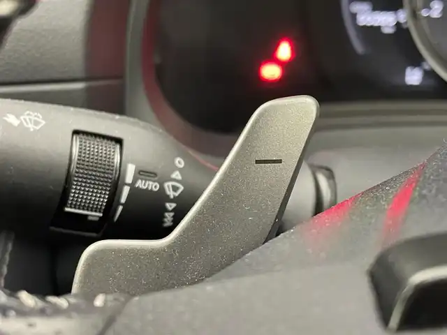 レクサス ＩＳ 300h Fスポーツ 埼玉県 2020(令2)年 5.6万km ホワイトノーヴァガラスフレーク サンルーフ/純正10.3インチナビ/ CD DVD Bluetooth USB 地デジTV/パノラミックビューモニター/レーダークルーズコントロール/黒レザーシート/パワーシート/シートヒーター/ステアリングヒーター/ビルトインETC2.0/オートLEDライト/フォグライト/オートハイビーム/衝突被害軽減ブレーキ/純正１９インチアルミホイール