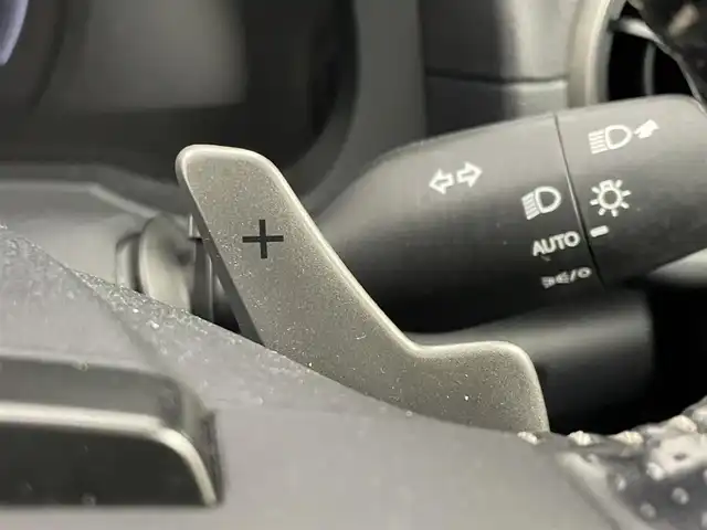 レクサス ＩＳ 300h Fスポーツ 埼玉県 2020(令2)年 5.6万km ホワイトノーヴァガラスフレーク サンルーフ/純正10.3インチナビ/ CD DVD Bluetooth USB 地デジTV/パノラミックビューモニター/レーダークルーズコントロール/黒レザーシート/パワーシート/シートヒーター/ステアリングヒーター/ビルトインETC2.0/オートLEDライト/フォグライト/オートハイビーム/衝突被害軽減ブレーキ/純正１９インチアルミホイール