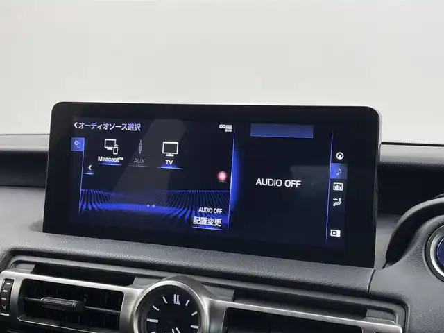 レクサス ＩＳ 300h Fスポーツ 埼玉県 2020(令2)年 5.6万km ホワイトノーヴァガラスフレーク サンルーフ/純正10.3インチナビ/ CD DVD Bluetooth USB 地デジTV/パノラミックビューモニター/レーダークルーズコントロール/黒レザーシート/パワーシート/シートヒーター/ステアリングヒーター/ビルトインETC2.0/オートLEDライト/フォグライト/オートハイビーム/衝突被害軽減ブレーキ/純正１９インチアルミホイール